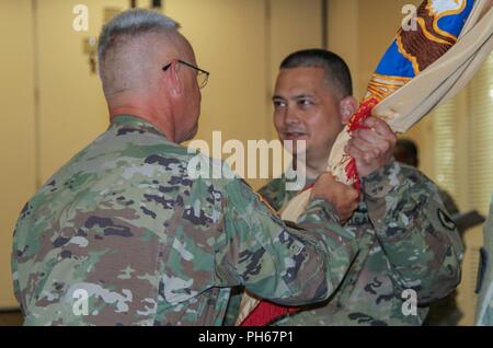 Brig. Gen. Paul H. Pardew, Kommandierender General, U.S. Army Vertragsparteien Befehl, leitet die Einheit Farben zu Oberst Ralph T. Borja, eingehende Kommandant der 408th Vertragsparteien Unterstützung Brigade, während eine änderung - von - Befehl Zeremonie im Carolina Himmel Club und Conference Center at Shaw Air Force Base, South Carolina, 22. Juni 2018. Stockfoto