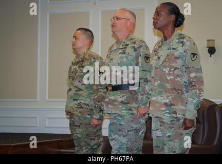 (Von links nach rechts) Oberst Ralph T. Borja, eingehende Kommandant der 408th Vertragsparteien Unterstützung Brigade, Brig. Gen. Paul H. Pardew, Kommandierender General, U.S. Army Vertragsparteien Befehl und Oberst Kim M.Thomas, ausgehende Kommandant der 408th CSB, stehen an Aufmerksamkeit während der Change-of-Befehl Zeremonie im Carolina Himmel Club und Conference Center at Shaw Air Force Base, South Carolina, 22. Juni 2018. Stockfoto