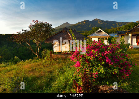 Bali Style Gartenlaube / Pavillon auf der Insel Lombok, Indonesien Stockfoto