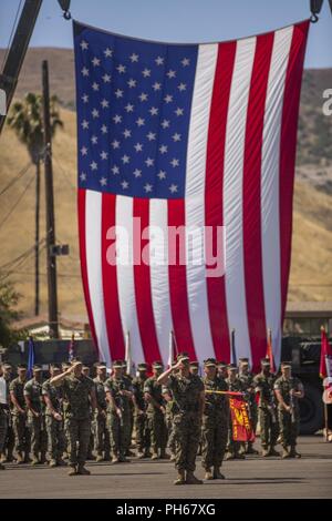 Us-Marines mit 2.Bataillon, 11 Marine Regiment, 1st Marine Division, präsentieren zum Abspielen der Nationalhymne bei einem Befehl Zeremonie an der Marine Corps Base Camp Pendleton, Calif., 26. Juni 2018. Die Änderung des Befehls Zeremonie vertreten die offizielle Übergabe der Behörde aus dem offgoing Commander, lt Col Patrick F. Eldridge, der mit der eingehenden Kommandeur, Oberstleutnant Kaleb Hyatt. Stockfoto