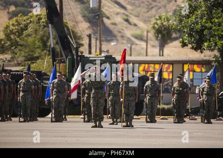 Ein US-Marine mit 2.Bataillon, 11 Marine Regiment, 1st Marine Division, Berichte in die während eines Befehls Zeremonie an der Marine Corps Base Camp Pendleton, Calif., 26. Juni 2018. Die Änderung des Befehls Zeremonie vertreten die offizielle Übergabe der Behörde aus dem offgoing Commander, lt Col Patrick F. Eldridge, der mit der eingehenden Kommandeur, Oberstleutnant Kaleb Hyatt. Stockfoto