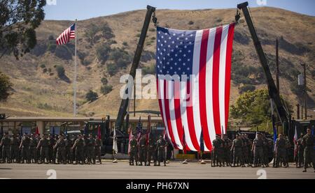 Us-Marines mit 2.Bataillon, 11 Marine Regiment, 1st Marine Division, stand auf der Parade Rest bei einem Befehl Zeremonie an der Marine Corps Base Camp Pendleton, Calif., 26. Juni 2018. Die Änderung des Befehls Zeremonie vertreten die offizielle Übergabe der Behörde aus dem offgoing Commander, lt Col Patrick F. Eldridge, der mit der eingehenden Kommandeur, Oberstleutnant Kaleb Hyatt. Stockfoto