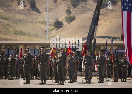 Us-Marines mit 2.Bataillon, 11 Marine Regiment, 1st Marine Division, stand auf der Parade Rest bei einem Befehl Zeremonie an der Marine Corps Base Camp Pendleton, Calif., 26. Juni 2018. Die Änderung des Befehls Zeremonie vertreten die offizielle Übergabe der Behörde aus dem offgoing Commander, lt Col Patrick F. Eldridge, der mit der eingehenden Kommandeur, Oberstleutnant Kaleb Hyatt. Stockfoto