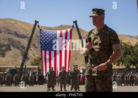 Us Marine Corps Oberstleutnant Patrick F. Eldridge, die offgoing Kommandant der zweiten Bataillon, 11 Marine Regiment, 1st Marine Division, spricht während einer Änderung des Befehls Zeremonie an der Marine Corps Base Camp Pendleton, Calif., 21. Juni 2018. Die Änderung des Befehls Zeremonie die offizielle Übergabe der Autorität von Eldridge, um den eingehenden Kommandeur, Oberstleutnant Kaleb Hyatt. Stockfoto