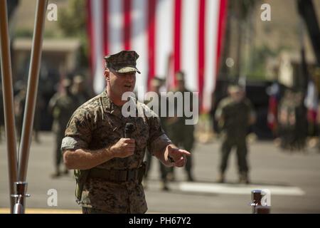 Us Marine Corps Oberstleutnant Patrick F. Eldridge, die offgoing Kommandant der zweiten Bataillon, 11 Marine Regiment, 1st Marine Division, spricht während einer Änderung des Befehls Zeremonie an der Marine Corps Base Camp Pendleton, Calif., 21. Juni 2018. Die Änderung des Befehls Zeremonie die offizielle Übergabe der Autorität von Eldridge, um den eingehenden Kommandeur, Oberstleutnant Kaleb Hyatt. Stockfoto