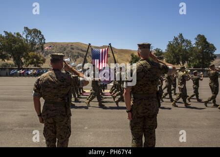 Us-Marines mit 2.Bataillon, 11 Marine Regiment, 1st Marine Division, die Teilnahme an einer Änderung des Befehls Zeremonie an der Marine Corps Base Camp Pendleton, Calif., 21. Juni 2018. Die Änderung des Befehls Zeremonie vertreten die offizielle Übergabe der Behörde aus dem offgoing Commander, lt Col Patrick F. Eldridge, der mit der eingehenden Kommandeur, Oberstleutnant Kaleb Hyatt. Stockfoto