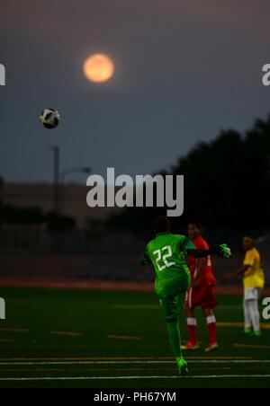 FORT BLISS, Texas. - Der Mond erhebt sich über das Match zwischen Bahrain und Brasilien am Conseil International du Sport Militaire (CISM) Weltweit militärische Frauen Fußball-Europameisterschaft 2018 in Fort Bliss' Stout Feld Juni 27. Internationale militärische Teams quadrierten weg die besten Frauen Fußball-Spieler schließlich Krone unter den internationalen Militärs teilnehmen. Stockfoto