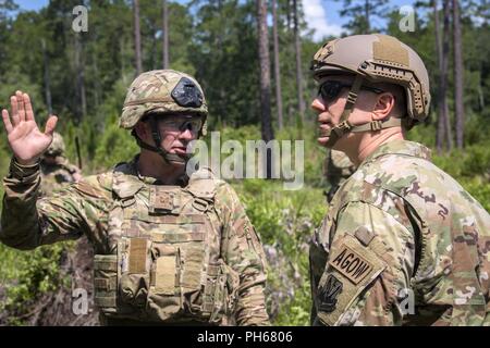 Tech Sgt. Daniel Grün, links, 822 d Base Defense Squadron fire team leader, Schriftsatz Oberst Paul Birch, 93 d Air Ground Operations Wing Commander (AGOW), während ein Eintauchen tour, 25. Juni 2018, bei Moody Air Force Base, Ga Birke der 820th Base Defense tourte ein besseres Verständnis Ihrer gesamten Mission, die Pflichten und die umfassenden Fähigkeiten zu gewinnen. Vor der Einnahme der Befehl der 93 d AGOW, Birke war der Kommandant der 380. Expeditionary Operations bei Al Dhafra Air Base, Vereinigte Arabische Emirate. Stockfoto