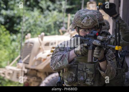 Einen Flieger von der 820th Base Defense Group (BDG), bereitet ein Gebäude während eines Immersion tour, Juni 25, 2018, Moody Air Force Base, Ga Oberst Paul Birch, 93 d Air Ground Operations Wing (AGOW) Commander, tourte das BDG ein besseres Verständnis Ihrer gesamten Mission, die Pflichten und die umfassenden Fähigkeiten zu gewinnen. Vor der Einnahme der Befehl der 93 d AGOW, Birke war der Kommandant der 380. Expeditionary Operations bei Al Dhafra Air Base, Vereinigte Arabische Emirate. Stockfoto