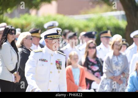 Konteradmiral Todd Sokalzuk, Bezirk Kommandant der Küstenwache, Spaziergänge auf der Bühne für seine änderung - von - Befehl Zeremonie an der Coast Guard Island in Alameda, Kalifornien, 28. Juni 2018. Während der Zeremonie, Konteradmiral Peter Gautier ersetzt Sokalzuk als der Bezirk Commander als Sokalzuk Köpfe an die Ostküste der stellvertretende Kommandeur der Küstenwache Atlantischen Gebiet. Stockfoto