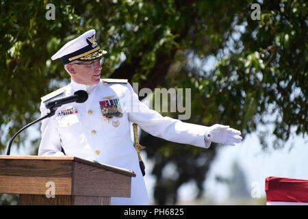 Konteradmiral Todd Sokalzuk, Bezirk Kommandant der Küstenwache, begrüßt Konteradmiral Peter Gautier als eingehende district Commander während eines Change-of-Befehl Zeremonie an der Coast Guard Island in Alameda, Kalifornien, 28. Juni 2018. Während der Zeremonie, Gautier ersetzt Sokalzuk im 11. Bezirk Commander als Sokalzuk Köpfe an die Ostküste der stellvertretende Kommandeur der Küstenwache Atlantischen Gebiet. Stockfoto