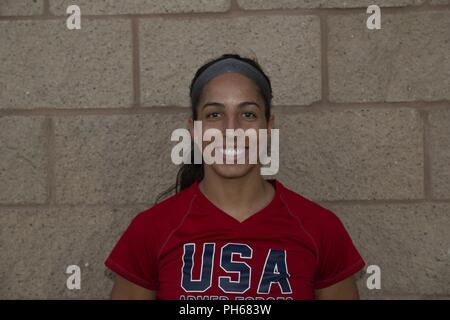 FORT BLISS, Texas - Navy Lieutenant Junior Grade Kahra Kelty von San Diego, Calif. um die Vorherrschaft in Fort Bliss' Stout Feld 22. Juni - 3. Juli 2018 konkurrierten die Besten der Besten im Conseil International du Sport Militaire (CISM) Weltweit militärische Frauen 2018 Fuß ball-Meisterschaft zu bestimmen. Internationale militärische Teams quadrierten weg, um schließlich die Krone der besten Frauen Fußball-Spieler unter der internationalen Streitkräfte teilnehmen. Stockfoto