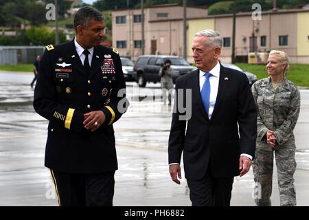 Us-Verteidigungsminister James Mattis, rechts, spricht mit General Vincent Brooks, United States Forces Korea Commander, am Osan Flughafen, der Republik Korea, 28. Juni 2018. Während seines Besuchs wird er mit dem Minister für Verteidigung treffen als Teil seiner Asien Reise nach China, Südkorea und Japan. Stockfoto