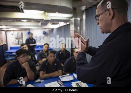 Mittelmeer (26. Juni 2018) Senior Chief Hospital Corpsman Christian Kerlick bietet Erste Hilfe Ausbildung von Seeleuten an Bord der Arleigh-Burke-Klasse geführte Anti-raketen-Zerstörer USS Donald Cook (DDG75) Juni 26, 2018. Donald Cook, Vorwärts - Rota, Spanien bereitgestellt werden, wird auf der siebten Patrouille in den USA 6 Flotte Bereich der Maßnahmen zur Unterstützung der regionalen Verbündeten und Partner, und die nationale Sicherheit der USA Interessen in Europa und Afrika. Stockfoto