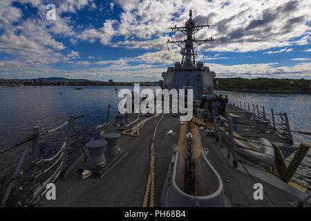 Norwegen (26. Juni 2018) Der Arleigh-burke-Klasse geführte Anti-raketen-Zerstörer USS Bainbridge (DDG96), Abfahrt Oslo, Norwegen, nach einem geplanten Hafen besuchen Sie am 26. Juni 2018. Bainbridge, homeported in der Naval Station Norfolk, ist die Durchführung von naval Operations in den USA 6 Flotte Bereich der Maßnahmen zur Unterstützung der US-amerikanischen nationalen Sicherheitsinteressen in Europa und Afrika. Stockfoto