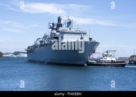 YOKOSUKA, Japan (29. Juni 2018) - British Royal Navy Amphibisches Schiff HMS Albion (L14) kommt beim US-Flotte Aktivitäten (FLEACT) Yokosuka für eine geplante Hafen besuchen. HMS Albion hat dem Indopazifik bereitgestellt wurden neben seinen Partnern zusammenarbeiten, um Frieden, Sicherheit und Wohlstand in der Region zu fördern. FLEACT bietet, wartet und betreibt base Einrichtungen und Dienstleistungen zur Unterstützung der Siebten Flotte vorwärts - bereitgestellt Seestreitkräfte, 71 Mieter Befehle, und 27.000 militärisches und ziviles Personal. Stockfoto