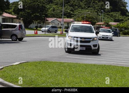 Verteidiger aus dem 18 Sicherheitskräfte Squadron reagieren auf eine simulierte Active shooter Übung Juni 25, 2018, an der Ryukyu Middle School, Kadena Air Base, Japan. Die Übung aktiviert 18 SFS Verteidiger mit einem US Marine Corps spezielle Reaktion Team und die kadena Feuerwehr ihre Fähigkeiten zu verbessern, zu arbeiten. Stockfoto