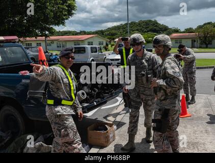 Verteidiger aus dem 18 Sicherheitskräfte Squadron vorbereiten Ryukyu Middle School während eines aktiven shooter Training Juni 25, 2018, Kadena Air Base, Japan. Die Ausbildung aktiviert Verteidiger der neuen Ausrüstung, Praxis in der Kommunikation und Koordination Techniken zu testen. Stockfoto