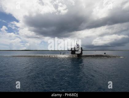 SANTA Rita, Guam (29. Juni 2018) Los-Angeles-Klasse schneller Angriff U-Boot USS Oklahoma City (SSN723) kehrt in seinen Heimathafen von Apra Harbor, Guam, Juni 29. Oklahoma City ist eine von vier Vorwärts - Einsatz u-Boote zum Kommandanten, Submarine Squadron 15 zugewiesen. Stockfoto