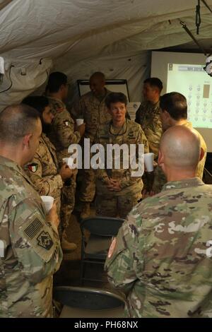 SHUAIBA PORT, Kuwait - Während der nautischen Horizont 2018, mehrere verehrte Besucher aus dem 1 Theater Sustainment Command, Kuwait militärischen und anderen Koalitionstruppen kam aus dem 24. Juni, in die von der US-Armee Schiffe in der Logistik teilnehmenden-über-dem Ufer Mission zu erhalten. Die DVs erhielt die Barge derrick Kran zu bereisen und flog in einem UH-60 über die Cape Ray mit dem Roll-on/Roll-off-Anlage Entlastung verbunden ist. Nautische Horizont 2018 ist eine 2-stufige U.S. Army Central Stockfoto