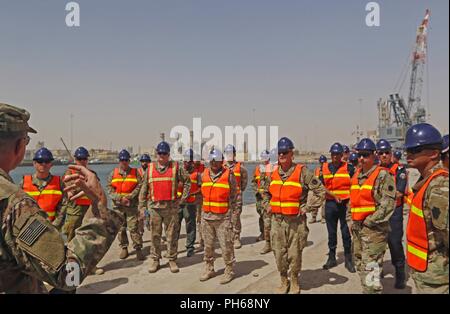 SHUAIBA PORT, Kuwait - Während der nautischen Horizont 2018, mehrere verehrte Besucher aus dem 1 Theater Sustainment Command, Kuwait militärischen und anderen Koalitionstruppen kam aus dem 24. Juni, in die von der US-Armee Schiffe in der Logistik teilnehmenden-über-dem Ufer Mission zu erhalten. Die DVs erhielt die Barge derrick Kran zu bereisen und flog in einem UH-60 über die Cape Ray mit dem Roll-on/Roll-off-Anlage Entlastung verbunden ist. Nautische Horizont 2018 ist eine 2-stufige U.S. Army Central Stockfoto