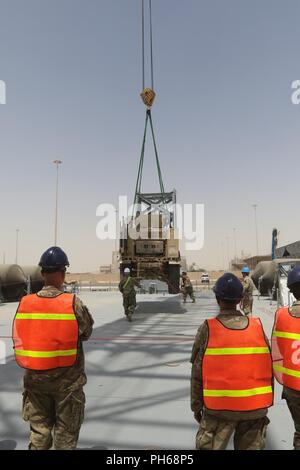 SHUAIBA PORT, Kuwait - Während der nautischen Horizont 2018, mehrere verehrte Besucher aus dem 1 Theater Sustainment Command, Kuwait militärischen und anderen Koalitionstruppen kam aus dem 24. Juni, in die von der US-Armee Schiffe in der Logistik teilnehmenden-über-dem Ufer Mission zu erhalten. Die DVs erhielt die Barge derrick Kran zu bereisen und flog in einem UH-60 über die Cape Ray mit dem Roll-on/Roll-off-Anlage Entlastung verbunden ist. Nautische Horizont 2018 ist eine 2-stufige U.S. Army Central Stockfoto