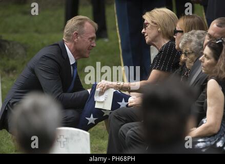 Familie, Kollegen und miitary Service Mitglieder machen die Frank C. Carlucci III, 16 Staatssekretär für Verteidigung, während seiner Beisetzung auf dem Arlington National Friedhof, Juni 26. 2018. Carlucci diente als Verteidigungsminister von 1987 bis zum Ende der Reagan- Administration am 20. Januar 1989. Stockfoto