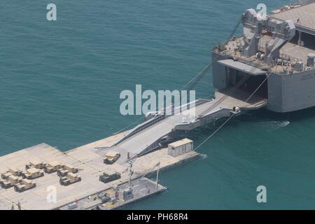 SHUAIBA PORT, Kuwait - Während der nautischen Horizont 2018, mehrere verehrte Besucher aus dem 1 Theater Sustainment Command, Kuwait militärischen und anderen Koalitionstruppen kam aus dem 24. Juni, in die von der US-Armee Schiffe in der Logistik teilnehmenden-über-dem Ufer Mission zu erhalten. Die DVs erhielt die Barge derrick Kran zu bereisen und flog in einem UH-60 über die Cape Ray mit dem Roll-on/Roll-off-Anlage Entlastung verbunden ist. Nautische Horizont 2018 ist eine 2-stufige U.S. Army Central Stockfoto