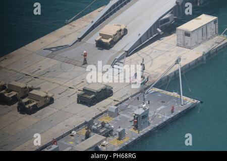 SHUAIBA PORT, Kuwait - Während der nautischen Horizont 2018, mehrere verehrte Besucher aus dem 1 Theater Sustainment Command, Kuwait militärischen und anderen Koalitionstruppen kam aus dem 24. Juni, in die von der US-Armee Schiffe in der Logistik teilnehmenden-über-dem Ufer Mission zu erhalten. Die DVs erhielt die Barge derrick Kran zu bereisen und flog in einem UH-60 über die Cape Ray mit dem Roll-on/Roll-off-Anlage Entlastung verbunden ist. Nautische Horizont 2018 ist eine 2-stufige U.S. Army Central Stockfoto