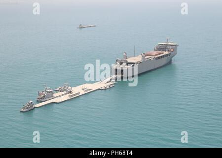 SHUAIBA PORT, Kuwait - Während der nautischen Horizont 2018, mehrere verehrte Besucher aus dem 1 Theater Sustainment Command, Kuwait militärischen und anderen Koalitionstruppen kam aus dem 24. Juni, in die von der US-Armee Schiffe in der Logistik teilnehmenden-über-dem Ufer Mission zu erhalten. Die DVs erhielt die Barge derrick Kran zu bereisen und flog in einem UH-60 über die Cape Ray mit dem Roll-on/Roll-off-Anlage Entlastung verbunden ist. Nautische Horizont 2018 ist eine 2-stufige U.S. Army Central Stockfoto