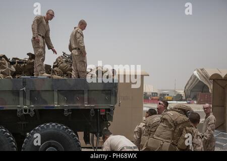 Unbekannten ORT, NAHER OSTEN - US-Marines mit 3 Bataillon 7. Marine Regiment zu speziellen Zweck Marine Air-Ground Task Force angebracht, Krise Response-Central Befehl, ihre Ausrüstung während einer schnellen Reaktion bohren Juni 28, 2018 laden. Marines Praxis diese Übungen regelmäßig in Vorbereitung auf potentielle Crisis Response operations. Stockfoto