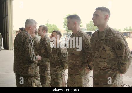 Pfc. Scott Myers, SPC. Richard Chaney und Cpl. Jacob Estes, 1st Battalion, 32nd Infantry Regiment, 10 Mountain Division Security Force Soldaten, erhalten eine Münze für die Exzellenz von General Thomas David Waldhauser des United States Marine Corps und Kommandeur der United States Africa Command Juni 28, 2018 an Kontingenz Lage Garoua in Kamerun. TF Darby service Mitglieder dienen in der Support-Mitarbeiter-Rolle für den Kamerunischen militärischen Kampf gegen die gewalttätigen extremistischen Organisation Boko Haram. Stockfoto