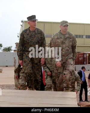 1. Sgt. Matthäus Lally, Task Force Darby, 1st Battalion, 32nd Infantry Regiment, 10 Mountain Division Security Force Soldat, gibt allgemeine Thomas David Waldhauser des United States Marine Corps und Kommandeur der United States Africa Command an der Tour der Kontingenz Lage Garoua in Cameron 28. Juni 2018. TF Darby service Mitglieder, dienen in einer unterstützenden Rolle für den Kamerunischen militärischen Kampf gegen die gewalttätigen extremistischen Organisation Boko Haram. Stockfoto