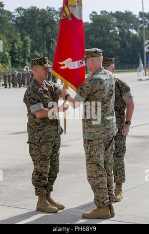 Us Marine Corps Sgt. Maj. Jeffrey G. Chamberlain, 2 Intelligenz Bataillon, II Marine Expeditionary Force Information Group, liefert das Gerät Farben bei einem Befehl Zeremonie für 2 Intelligenz Bataillon in Camp Lejeune, N.C., 25. Juni 2018. Oberstleutnant Brian S. Albon Befehl aufgegeben zu Oberstleutnant Wyeth Towle. Stockfoto