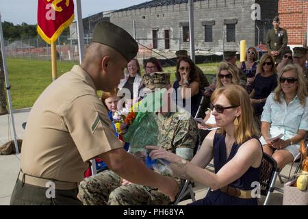 Blumen 2 Intelligenz Bataillon, II Marine Expeditionary Force Information Group Oberstleutnant Brian S. Albon's Familie während eines Befehls Zeremonie in Camp Lejeune, N.C., 25. Juni 2018 vorgestellt. Albon Befehl aufgegeben zu Oberstleutnant Wyeth Towle. Stockfoto