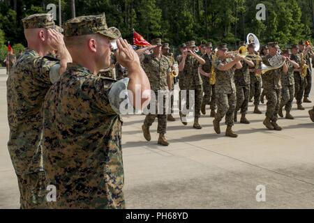 Us Marine Corps Oberstleutnant Brian S. Albon und Oberstleutnant Wyeth Towle, 2 Intelligenz Bataillon, II Marine Expeditionary Force Information Group, Salute während der Pass und Überprüfung eine Änderung des Befehls Zeremonie für 2 Intelligenz Bataillon in Camp Lejeune, N.C., 25. Juni 2018. Albon Befehl aufgegeben zu Towle. Stockfoto