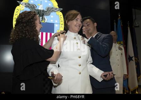U.S. Navy hinten Adm. Michelle Skubic sammelte ihren zweiten Stern in einer Zeremonie am 27. Juni kurz vor Verzicht auf Befehl der Defense Logistics Agency des Land- und des Seeverkehrs an der Defense Supply Center Columbus in Columbus, Ohio. Skubic der Kinder Chantal und Jake waren an Hand schulter Brettern ihrer Mutter mit ihrem neuen 2-Sterne Rang zu ersetzen. Skubic wird der 48th Chief geworden der Korps der Marine und dem Kommandeur der Naval Supply System Befehl in Mechanicsburg, Pennsylvania gehabt. Marine hinten Adm. John Palmer wird Skubic erfolgreich als Kommandant von DLA des Land- und des Seeverkehrs. ( Stockfoto