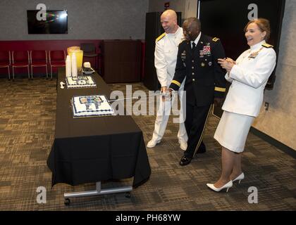 Defense Logistics Agency Direktor Armee Generalleutnant Darrell K. Williams schneidet die zeremoniellen Kuchen neben Marine hinten Adm. John Palmer nach dem DLA des Land- und des Seeverkehrs und Defense Supply Center Columbus Ändern des Befehls Zeremonie am 27. Juni. Marine hinten Adm. Michelle Skubic (rechts) beide Befehl überlassen und gewann ihren zweiten Stern am Mittwoch die Zeremonie. Skubic wird weiter auf die 48Th Chief der Navy Supply Corps dienen und Kommandant der Naval Supply System Befehl in Mechanicsburg, Pennsylvania. ( Stockfoto