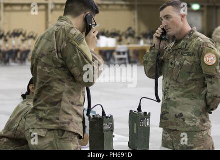 Us-Armee SPC. Austin Mellon, die Kavallerie Scout zu Charlie Truppe, 1. Der 124. Kavallerie, US-Army Central zugewiesen, führt eine Radio prüfen mit einem Grader als Teil der Krieger Fertigkeiten Prüfung an USARCENT's Best Krieger Wettbewerb im Camp Arifjan, Kuwait, 28. Juni 2018. Ein Radio für die lange Distanz Kommunikation ist eine grundlegende Warrior Skill, für alle Soldaten notwendig ist, so tüchtig zu sehen, werden sie sich bekämpfen, jederzeit bereit. Stockfoto