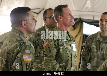 Armee finden Brig. Gen. W. Shane Buzza, Incoming division Commander für die 91 Ausbildung Befehl, ist durch Arizona Army National Guard Command Sergeant Major John Paul Salazar begrüßt, Senior Unteroffizier für die 198Th regionale Unterstützung Gruppe eingetragen, und Oberst Christopher S. Sandison, Kommandant der 198th RSG, bei einem Rundgang durch ihren Betrieb, Juni 28th, 2018 at Fort Hunter Liggett, Kalifornien. Die 198Th regionale Unterstützung der Konzernzentrale und die Konzernzentrale waren am Fort Hunter Liggett eine Rezeption, Staging, ff-Bewegung zu erleichtern und die Integration (Rsoi) Mission Stockfoto