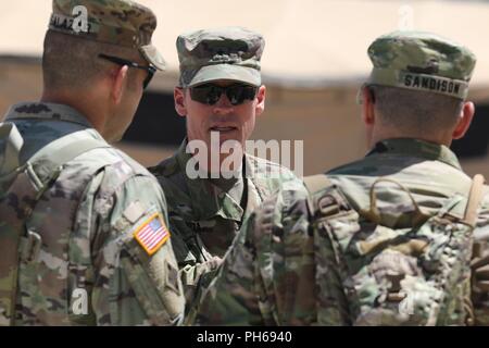 Armee finden Brig. Gen. W. Shane Buzza, Incoming division Commander für die 91 Ausbildung Befehl (Mitte) spricht mit Oklahoma Army National Guard Command Sergeant Major John Paul Salazar, Senior Soldat Unteroffizier für die 198Th Region Support Group, und Oberst Christopher S. Sandison, Kommandant der 198th RSG, bei einem Rundgang durch ihren Betrieb, Juni 28th, 2018 at Fort Hunter Liggett, Kalifornien. Die 198Th regionale Unterstützung der Konzernzentrale und die Konzernzentrale waren am Fort Hunter Liggett eine Rezeption, Staging, ff-Bewegung zu erleichtern und die Integration (Rsoi) Stockfoto