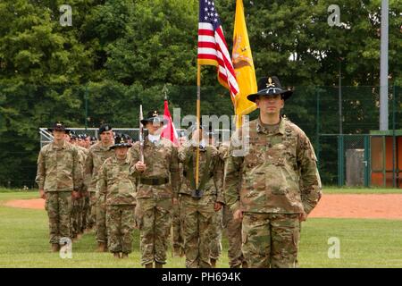 Command Sgt. Maj. Marcus Brister, ankommender älterer Soldaten Advisor für die 3. Staffel, 2d-Cavalry Regiment, steht vor der Ausbildung nach dem Geschwader Wechsel der Verantwortung Zeremonie zum 29. Juni 2018 In der Gedenkstätte Feld, Rose Barracks, Deutschland. ( Stockfoto