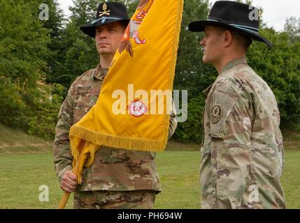 Command Sgt. Maj. Marcus Brister, ankommender älterer Soldaten Advisor für die 3. Staffel, 2d-Cavalry Regiment, erhält die Farben für die 3. Staffel bei einem Wechsel der Verantwortung Zeremonie zum 29. Juni 2018 In der Gedenkstätte Feld, Rose Barracks, Deutschland. ( Stockfoto