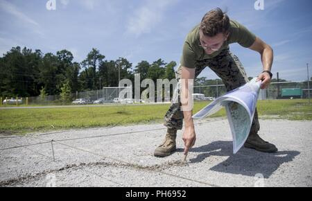 Us Marine Corps Cpl. Alexander Joersz, Intelligenz Spezialist mit Bataillon Landung Team, 1.BATAILLON, 2 Marines, 22 Marine Expeditionary Unit erzeugt ein Geländemodell während einer Luftfahrt Raid-Kurs in Camp Lejeune, N.C., 25. Juni 2018. Dieser Kurs bietet einzelne, kleine Einheit, und der betrieblichen Ebene Ausbildung von raid-force Personal auf Fähigkeiten mit der Luftfahrt Raids verbunden. Stockfoto