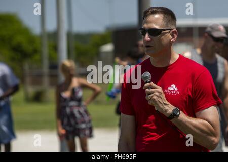 Us Marine Colonel Samuel C. Cook, der kommandierende Offizier der Zentrale Battalion, 2nd Marine Division, spricht auf eine Einheit Beach Bash in Onslow Strand in Camp Lejeune, N.C., 28. Juni 2018. Die zentrale Bataillon Beach Bash ist eine jährliche Veranstaltung für Marinesoldaten und Matrosen Einheit Kameradschaft zu bauen und feiern Tag der Unabhängigkeit. Stockfoto