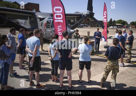 Us Air Force Colonel Christopher Amrhein, 100 Luftbetankung Wing Commander, U.S. Air Force Colonel Matthew Smith, 352 Special Operations Wing Commander, danke der Royal Air Force baton Relais Team für den Besuch der Base und gratulierte ihnen nach Beendigung ihres Artikels in das Relais an RAF Mildenhall, England, 29. Juni 2018. Jedes Relais Team besteht aus Freiwilligen, einschließlich RAF Personal, Kadetten, Veteranen und Sportverbänden. Stockfoto