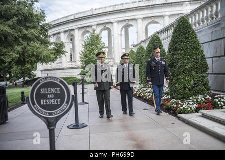 (Von links) Brig. Gen. Mehmet Özaydin, Leiter der G5 für die türkischen Landstreitkräfte; Brig. Gen. Kevin Wulfhorst, Assistant Stellvertretender Chef des Stabes für die Intelligence Office; und Oberstleutnant Jerry Farnsworth, Stabschef für Army National Soldatenfriedhöfe und Arlington National Cemetery; gehen Sie in Richtung das Grab des Unbekannten Soldaten außerhalb des Memorial Amphitheater auf dem Arlington National Cemetery, Arlington, Virginia, 28. Juni 2018. Özaydin und Wulfhorst besucht Arlington National Friedhof als Teil der Türkei - US Army Mitarbeiter Vorträge und legte einen Kranz am Grab des Unbekannten Soldaten. Stockfoto