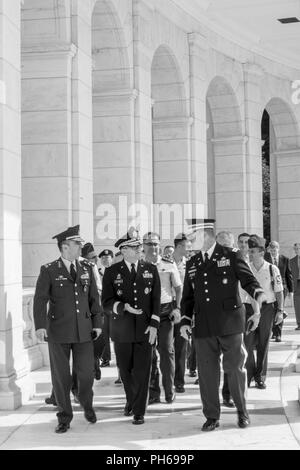 (Von links) Brig. Gen. Mehmet Özaydin, Leiter der G5 für die türkischen Landstreitkräfte; Brig. Gen. Kevin Wulfhorst, Assistant Stellvertretender Chef des Stabes für die Intelligence Office; und Oberstleutnant Jerry Farnsworth, Stabschef für Army National Soldatenfriedhöfe und Arlington National Cemetery; Spaziergang durch die Memorial Amphitheater auf dem Arlington National Cemetery, Arlington, Virginia, 28. Juni 2018. Özaydin und Wulfhorst besucht Arlington National Friedhof als Teil der Türkei - U.S. Army Mitarbeiter Vorträge und legte einen Kranz am Grab des Unbekannten Soldaten. Stockfoto