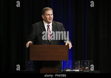 WASHINGTON (Jun. 29, 2018) James F. Geurts, Assistant Secretary der Marine für Forschung, Entwicklung und Akquisition, bietet während der Eröffnung 2017 Dr. Dolores M. Etter Top Wissenschaftler und Ingenieure Preisverleihung im Pentagon statt. Stockfoto