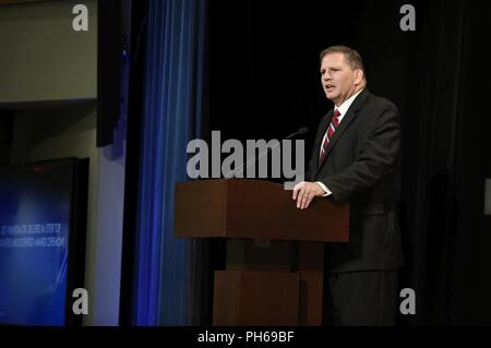 WASHINGTON (Jun. 29, 2018) James F. Geurts, Assistant Secretary der Marine für Forschung, Entwicklung und Akquisition, bietet während der Eröffnung 2017 Dr. Dolores M. Etter Top Wissenschaftler und Ingenieure Preisverleihung im Pentagon statt. Stockfoto